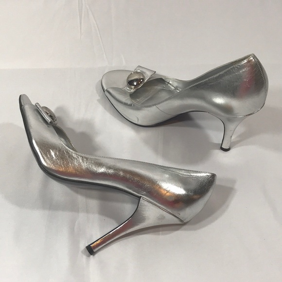 🍷3/$17 BCBG silver metallic peep toe heels - Picture 2 of 7